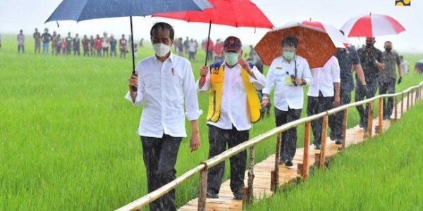 Menteri Basuki Dampingi Presiden Tinjau Infrastruktur Irigasi Food Estate di Sumba Tengah