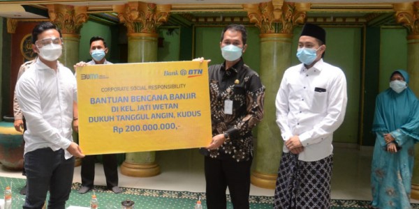 BTN Salurkan Bantuan Korban Banjir Kudus