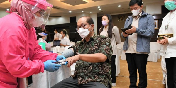 Vaksinasi Tahap Kedua, Sesmenkop Ingatkan Jajarannya Tetap Patuhi Prokes