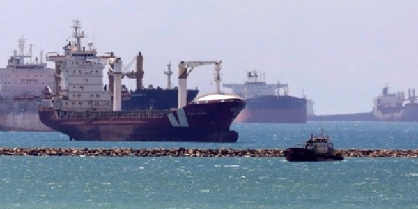 400 Kapal Ngantri Untuk Melewati Terusan Suez