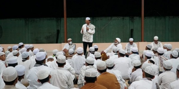 Kunjungi Ponpes Rubath, Fadel Muhammad Motivasi Para Santri 