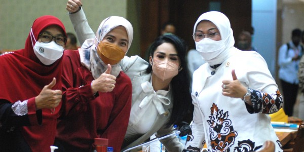 Menaker Rapat Kerja Dengan Komisi IX DPR RI