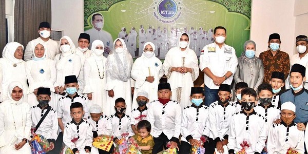Bersama Majelis Ta'lim Baitus Solihon, Ketua MPR RI Berikan Santunan Anak Yatim