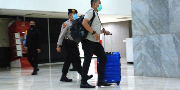 Petugas KPK Bawa Koper Biru dari Ruang Azis Syamsudin