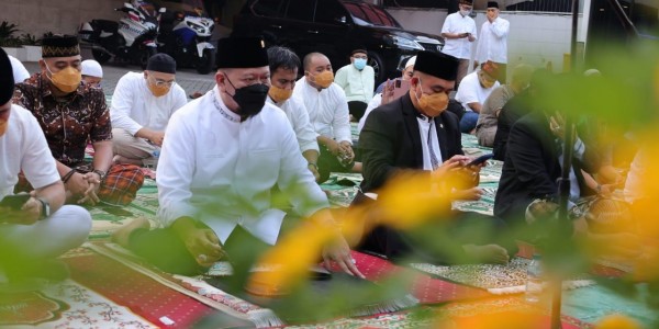 Ikuti Imbauan Pemerintah, Ketua DPD RI Salat Id di Rumah
