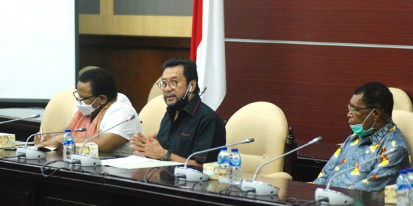 Yorrys Raweyai Pimpin Audiensi Dengan Majelis Rakyat Papua Barat.