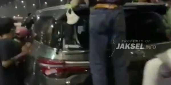 Tabrak Gerobak Gorengan dan Sepeda Motor, Fortuner Dirusak Massa di Ciledug