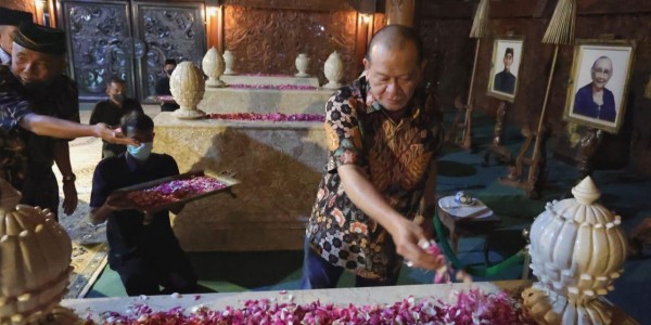 Ketua DPD RI Ziarah ke Makam Pangeran Sambernyawa dan Presiden Soeharto