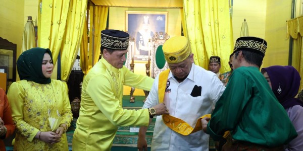 Ketua DPD RI Dapat Gelar Kehormatan Datuk dari Kesultanan Pontianak