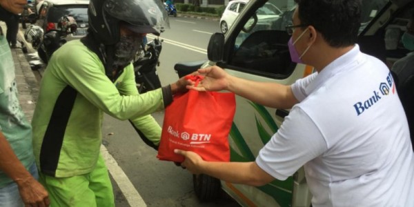 BTN Bagi Sembako Kepada Warga Saat Pemberlakuan PPKM