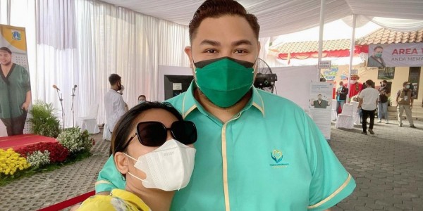 Ivan Gunawan Berikan Sembako Bagi Warga yang Mau Divaksin