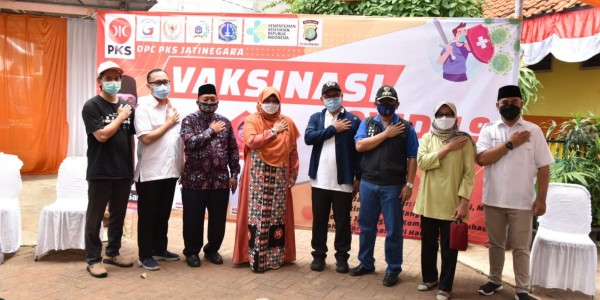 Gelar Vaksinasi di Jatinegara, PKS Tegaskan Siap Berkolaborasi Layani Rakyat