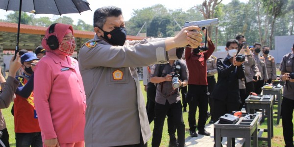 Resmikan Lapangan Tembak WSA, Begini Aksi Kalemdiklat Adu Tembak dengan Sang Istri