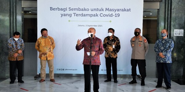 Sinergi Kemenkop Berbagi Sembako ke Pelaku UMKM Terdampak Covid-19