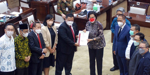 Komite IV DPD RI Serahkan DIM RUU HKPD Ke Pemerintah