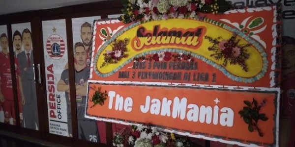 Sindiran Keras The Jakmania ke Persija, Kirim Papan Bunga Ucapan Selamat