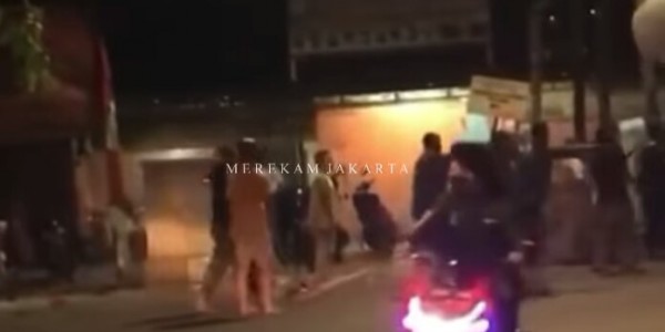 Lagi Enak Nongkrong, Empat Orang di Cibubur Ditusuk Puluhan Orang