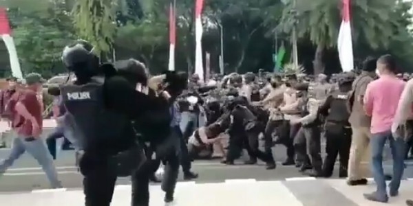 Seluruh Polisi yang Mengamankan Demo Saat Pembantingan Mahasiswa Diperiksa Propam