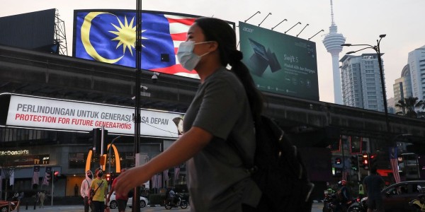 Pemerintah Malaysia Ancam Persulit Hidup Warganya yang Tolak Vaksin Covid-19