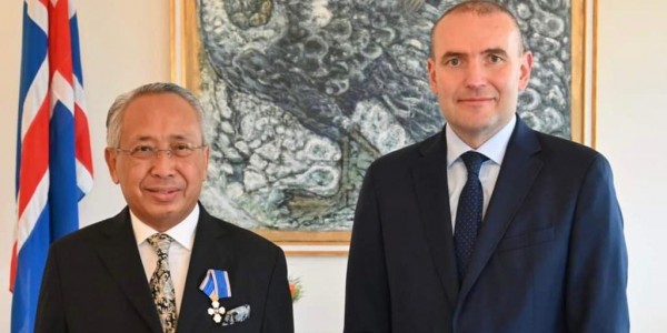 Republik Islandia Anugerahi Order of The Falcon kepada Maxi Gunawan