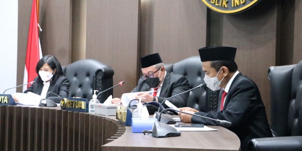 Tak Jaga Jarak dengan Orang Parpol, Anggota KPU Jeneponto Diberhentikan