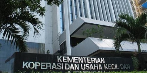Kemenkop dan UKM Biarkan Retenir Baju Koperasi?