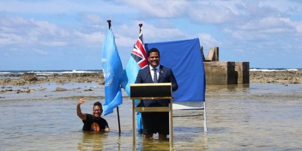 Ceburkan Diri ke Pantai, Menlu Tuvalu Pidato Soal Perubahan Iklim