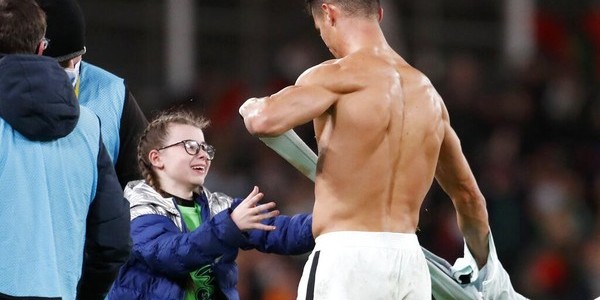 Gadis Cilik Ini Kena Denda Rp 47 Juta Gara-gara Minta Jersey Ronaldo, Kasihan!