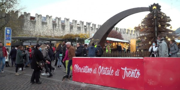 Di Tengah Kasus Covid-19 Meningkat, Italia Tetap Buka Pasar Natal