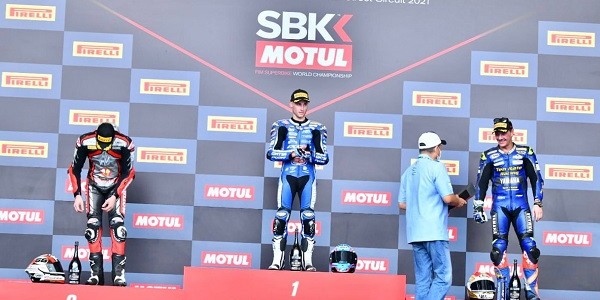 Bersama Presiden FIM Asia, Ketua MPR RI Serahkan Trofi Pemenang Race 2 Pirelli Indonesian Round World Super Sport 2021