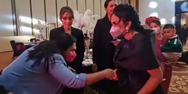 Tolak Tangannya Dicium Keanu, Krisdayanti Kembali Jadi Sorotan Publik
