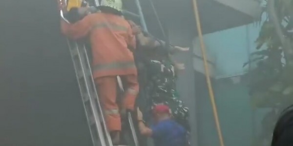 Tewaskan Dua Orang, Polisi Selidiki Kasus Kebakaran Gedung Cyber Kuningan