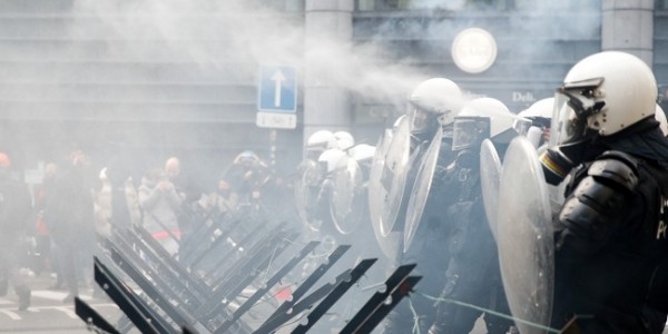 Bubarkan Demonstran yang Protes Aturan Covid-19, Polisi Tembakkan Gas Air Mata 