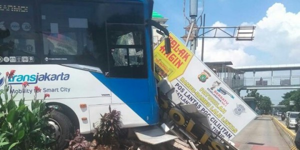 Tabrak Pos Lantas Hingga Roboh, Pengemudi TransJakarta Resmi Jadi Tersangka