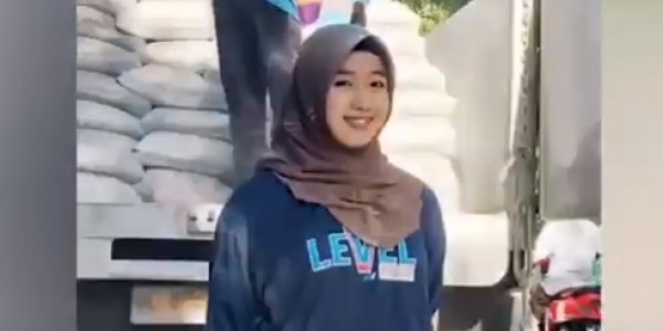 Gadis Cantik Pemanggul Semen di Pinrang Bakal Dapat Kejutan dari NasDem