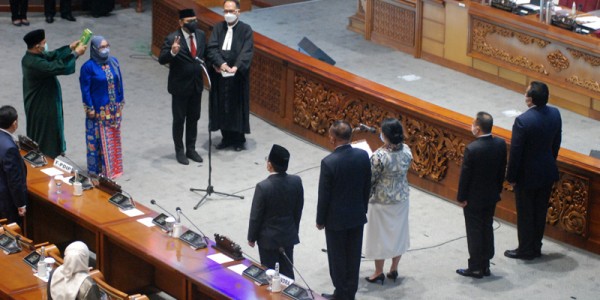 Harvey Malaiholo Dilantik Jadi Anggota DPR RI