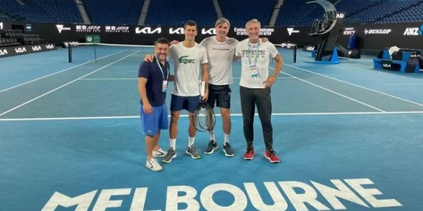 Bebas dari Tahanan, Novak Djokovic Langsung ke Lapangan Tenis 