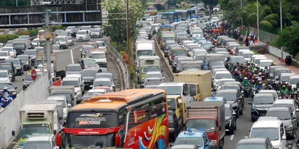 Arus lalulintas Di Depan DPR Mengular