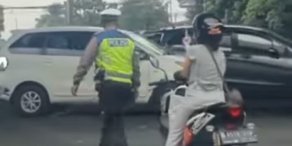 Polda Metro Sayangkan Sikap Perempuan yang Acungkan Jari Tengah ke Polantas