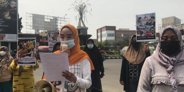 Puluhan Emak-Emak Karawang Deklarasi Prabowo-Jokowi Maju Pilpres 2024