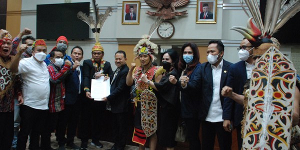 Aliansi Borneo Bersatu Tuntut Edy Mulyadi di Hukum Adat Dayak