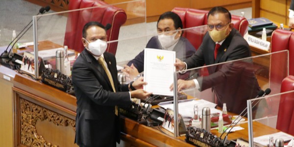 Menpora Zainudin Amali Serahkan  Naskah RUU Keolahragaan