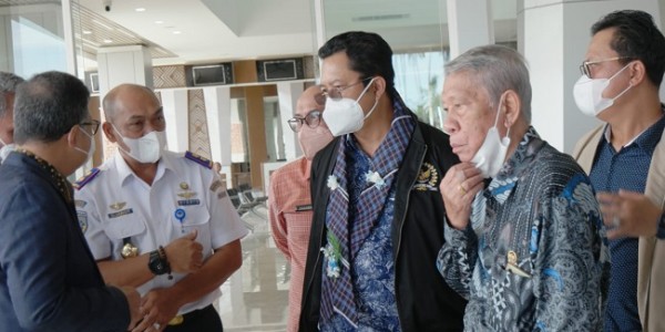 Tinjau Bandara Tampa Padang, Mahyudin Yakin Destinasi Wisata dan Kerajinan Marmer Sulbar Pontensi Sejahterakan Rakyat. 