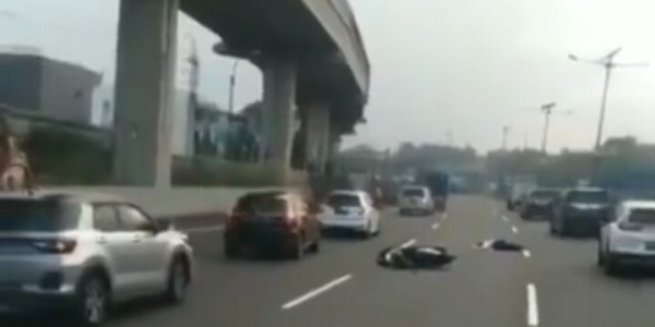 Remaja Pemotor Nyelonong Masuk Tol, Disambar Mobil Hingga Luka Berat