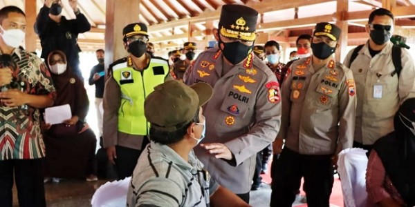 Gelar Vaksinasi di Candi Borobudur, Kapolri: Percepatan di Tempat Wisata yang Interaksi Tinggi 