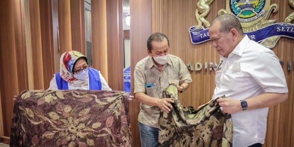 Gunakan Pewarna Berbahan Alami, Ketua DPD RI Apresiasi Eco Print