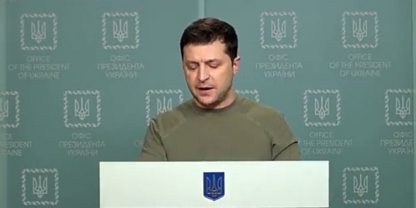100 Ribu Warga Ukraina Kabur, Presiden Zelenskiy Tak Akan Kabur