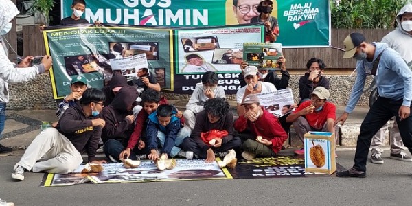 Di Depan Kantor PKB, Massa Agamis Gelar Aksi Makan Durian 'Menolak Lupa Kardus Durian'