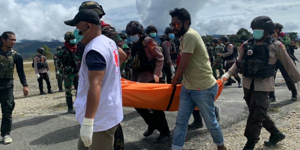 Sempat Terkendala Cuaca, TNI-Polri Berhasil Evakuasi Delapan Korban Serangan KKB