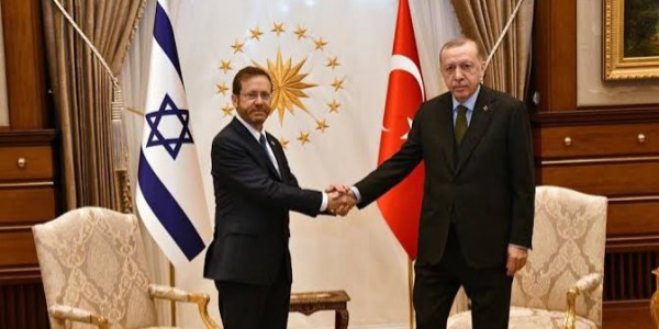 Erdogan Diminta Cuci Tangan 7 Kali dengan Air dan Tanah Usai Bersalaman dengan Presiden Israel